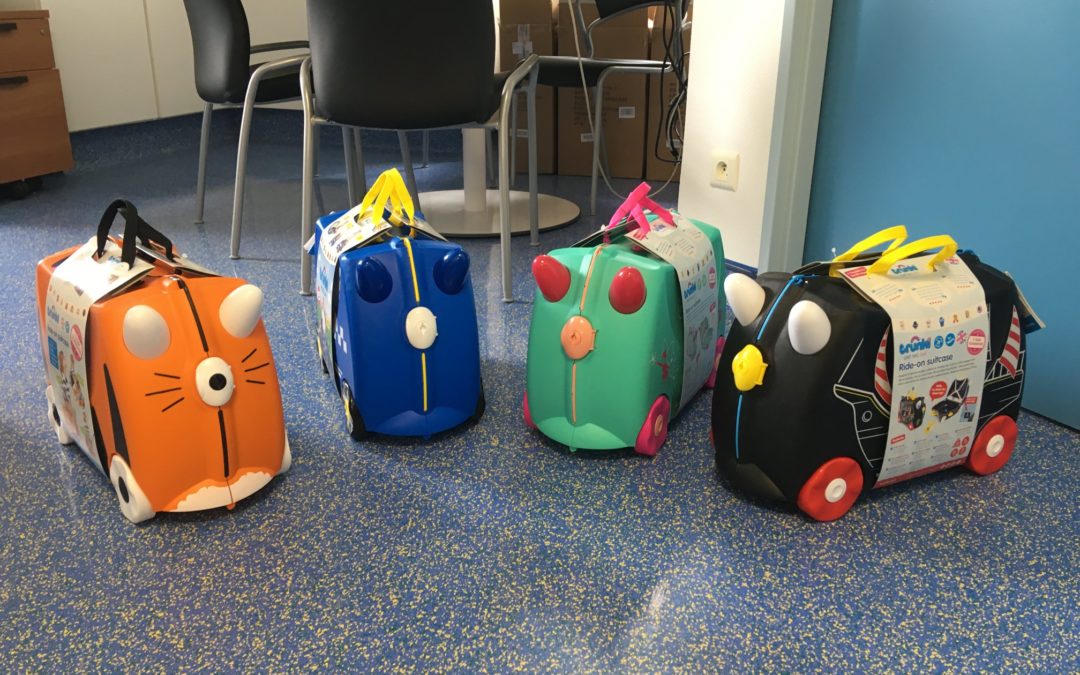 Les valises:                                                                                                                                    toutes colorées, à l’effigie de fée, pirate, licorne mais aussi pompier…autant de paillette pour nos guerriers.
